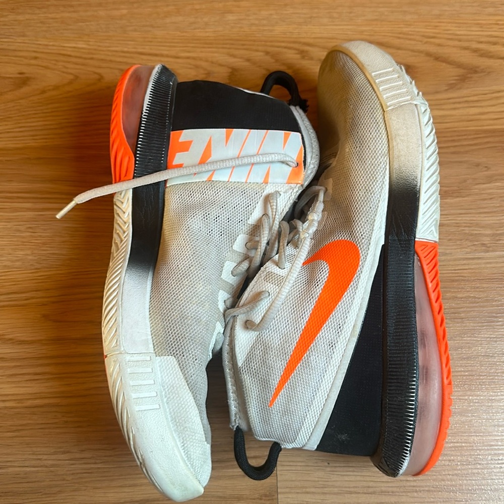 Women’s 7.5 basketball sneakers